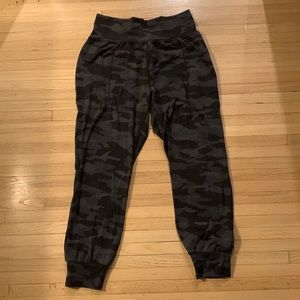 Athleta camo jogger. Size L